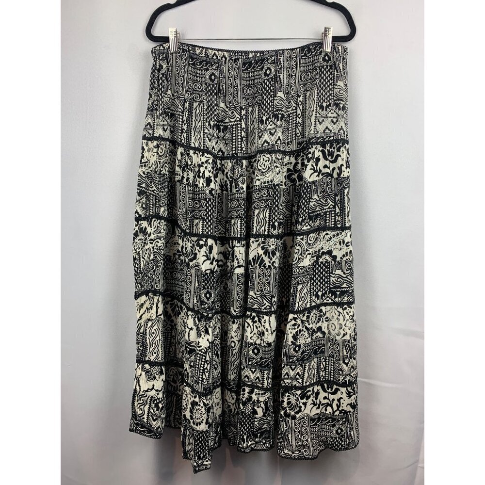 Women’s Dress Barn Size 14/16 Black & White Patterned Skirt.